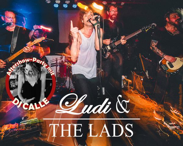 Bandfoto Ludi and The Lads: Eine energiegeladene Rockband spielt live auf einer Bühne. Im Vordergrund steht der Sänger in einem weißen Tanktop, der sich nach vorn beugt und leidenschaftlich ins Mikrofon singt. Seine Körperhaltung und verschwommene Bewegun